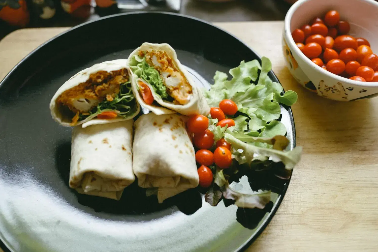 Burritos Burritos https://4kym48m6w0dj35od.public.blob.vercel-storage.com/dishes/internal/burritos-food-dish--1759434692298.webp