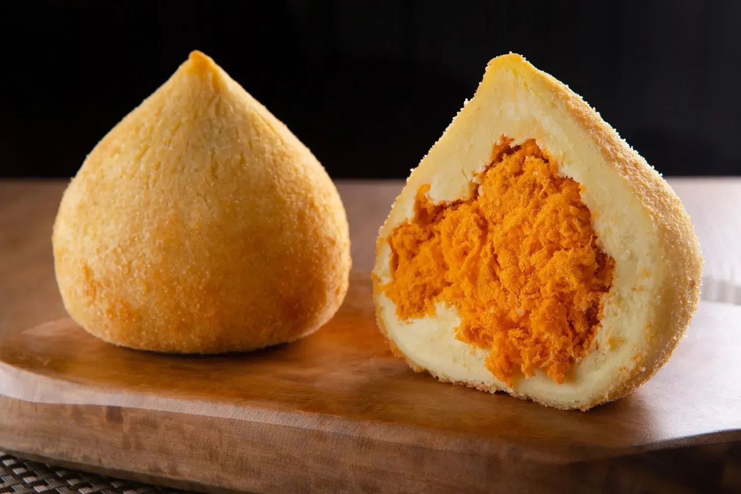 Coxinha Coxinha https://4kym48m6w0dj35od.public.blob.vercel-storage.com/dishes/internal/coxinha-1759360862409.webp