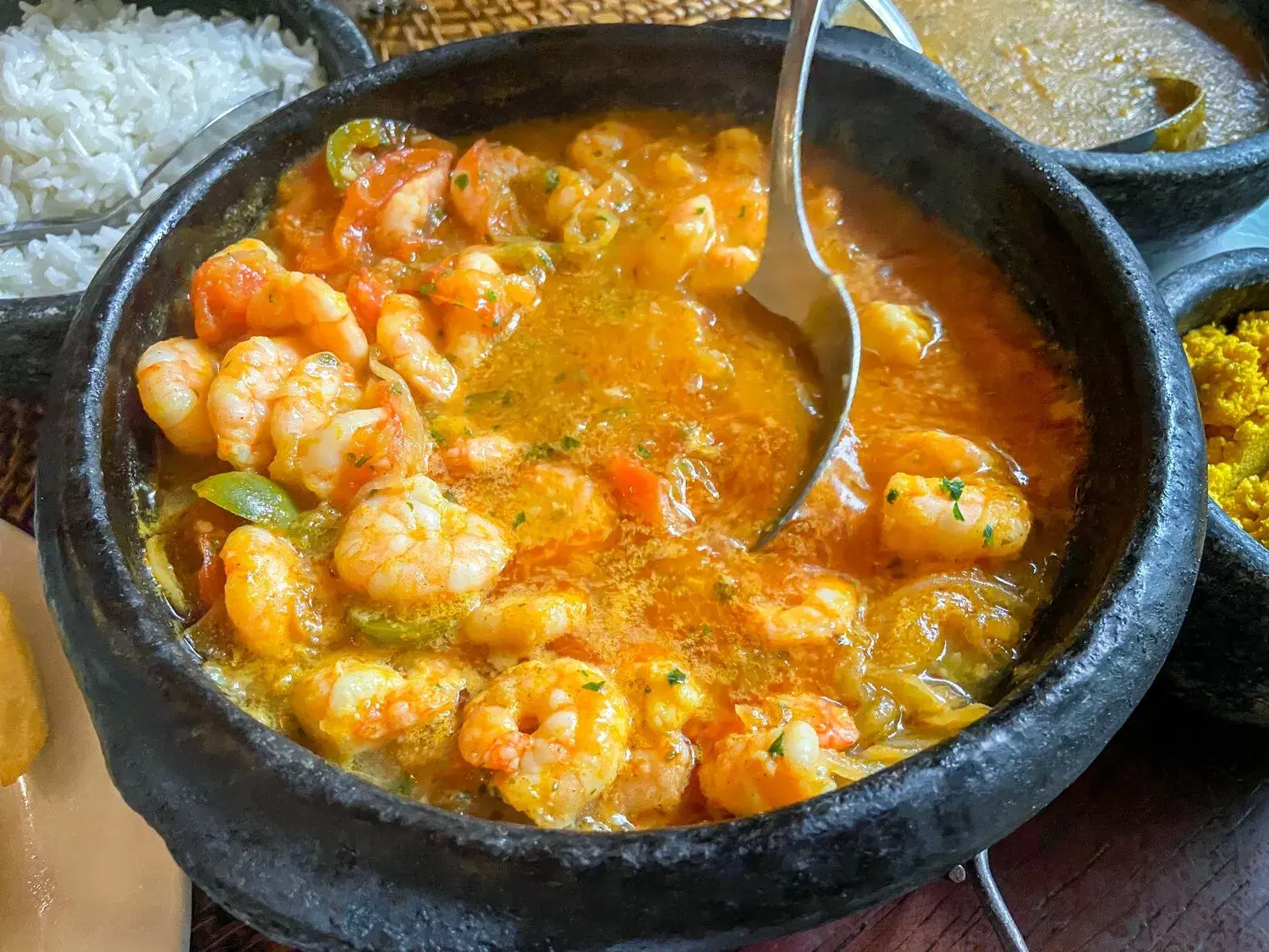 Moqueca de Camarão Moqueca de Camarão https://4kym48m6w0dj35od.public.blob.vercel-storage.com/dishes/internal/moqueca-de-camar-o-1759360845793.webp