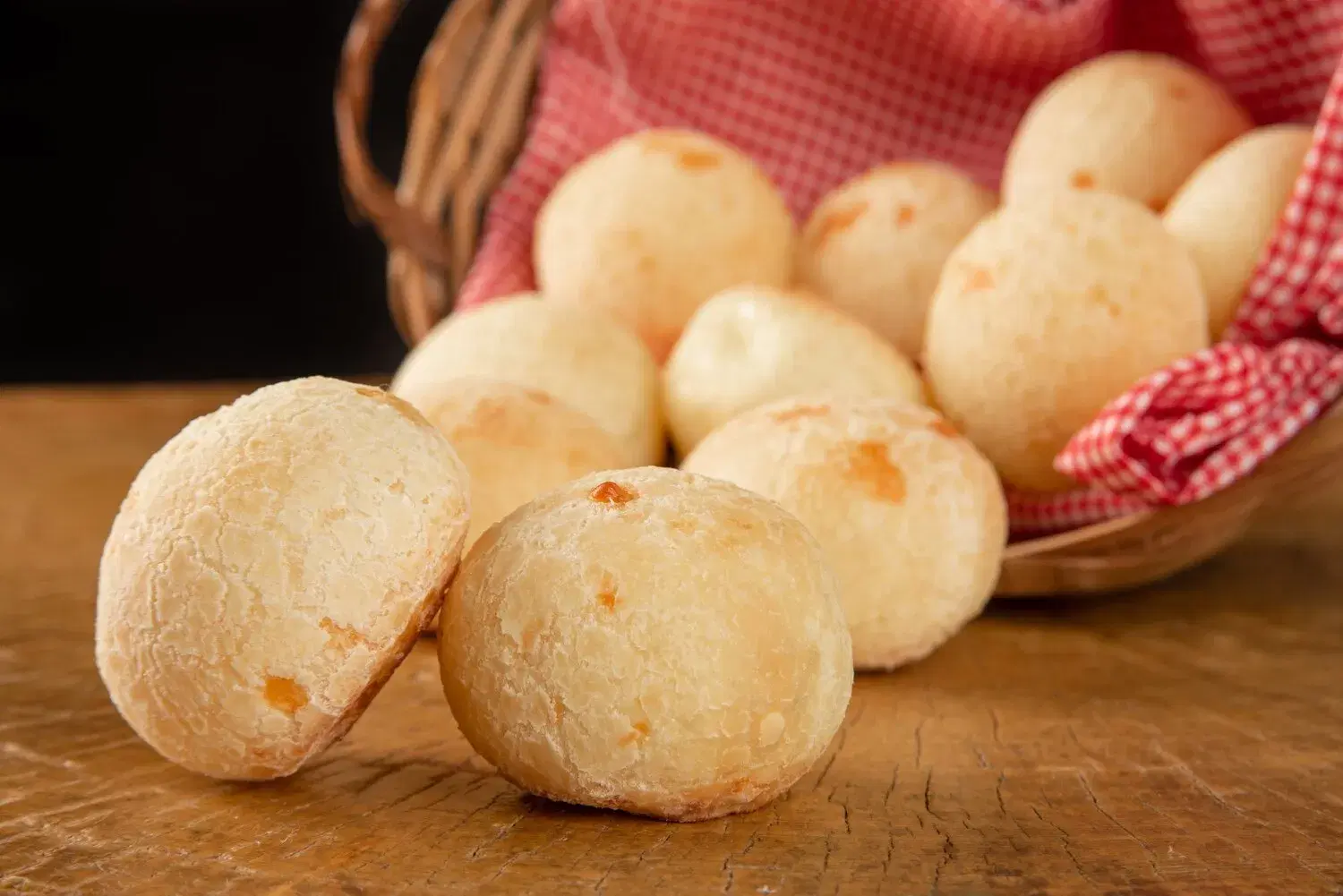 Pão de Queijo Pão de Queijo https://4kym48m6w0dj35od.public.blob.vercel-storage.com/dishes/internal/p-o-de-queijo-1760128112841.webp
